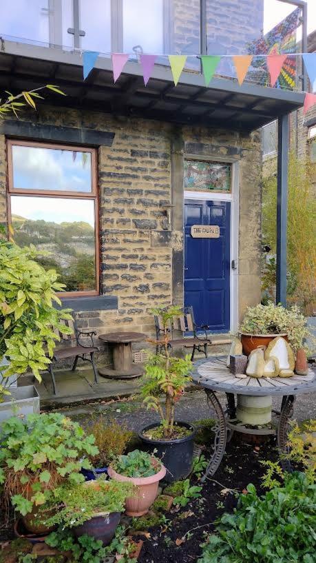 The - Great Views, Garden, Netflix, Near Town Apartment *